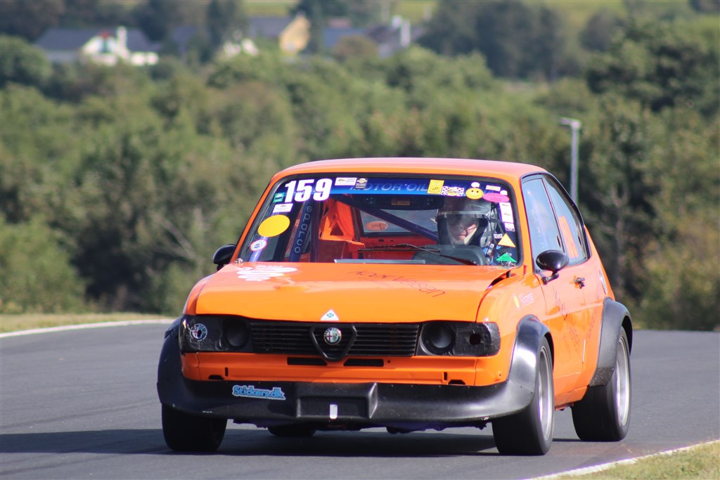 Troels Kock Nielsen får travlt denne weekend. I Division 2 i denne Alfa Romeo 159, mens han har en Alfa Romeo 156 S2000 som han skal køres Division 1 med
(Foto: JJ Media)